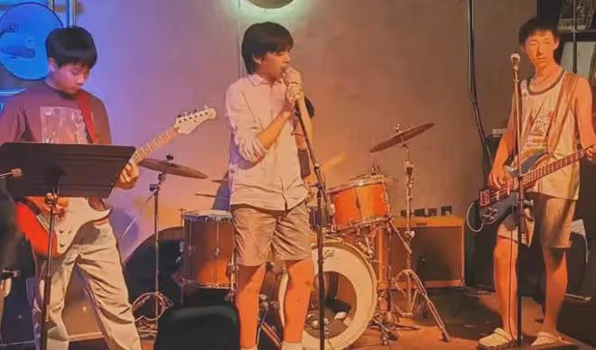 劉燁兒子近況曝光，13歲諾一組樂隊擔任主唱，帥氣有型搖滾范十足