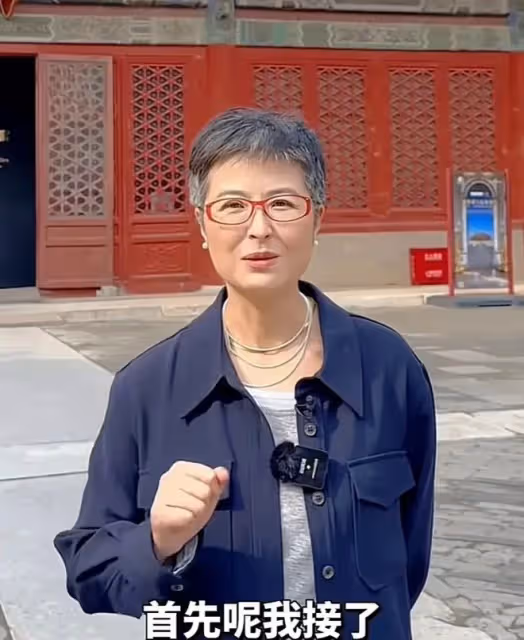 不敢信！51歲張泉靈近照滿頭白髮，網友：這是咋了？一夜老了20歲