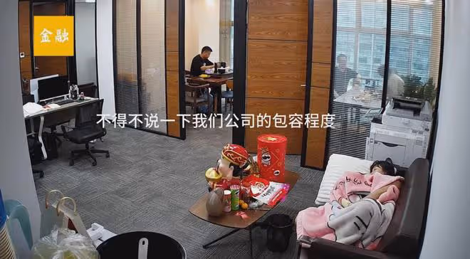 客戶登門見員工躺沙發酣睡,老闆一句話盡顯情商,網友直呼格局高