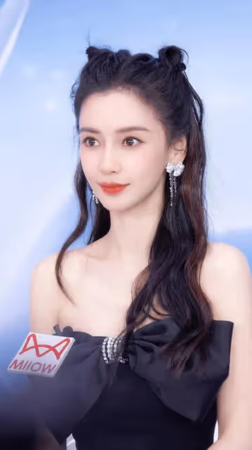 楊穎貓耳髮型被熱議!黑色蝴蝶抹胸搭配不規則半裙,少女感十足