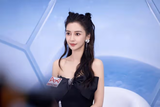 楊穎貓耳髮型被熱議!黑色蝴蝶抹胸搭配不規則半裙,少女感十足