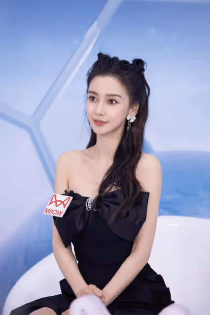 楊穎貓耳髮型被熱議!黑色蝴蝶抹胸搭配不規則半裙,少女感十足