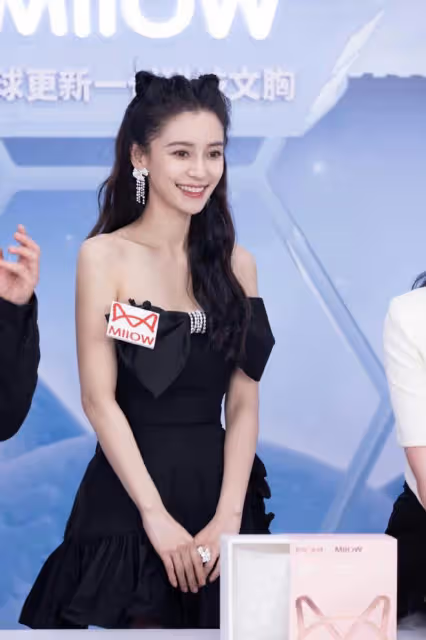 楊穎貓耳髮型被熱議!黑色蝴蝶抹胸搭配不規則半裙,少女感十足