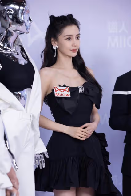 楊穎貓耳髮型被熱議！黑色蝴蝶抹胸搭配不規則半裙，少女感十足