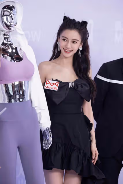 楊穎貓耳髮型被熱議！黑色蝴蝶抹胸搭配不規則半裙，少女感十足