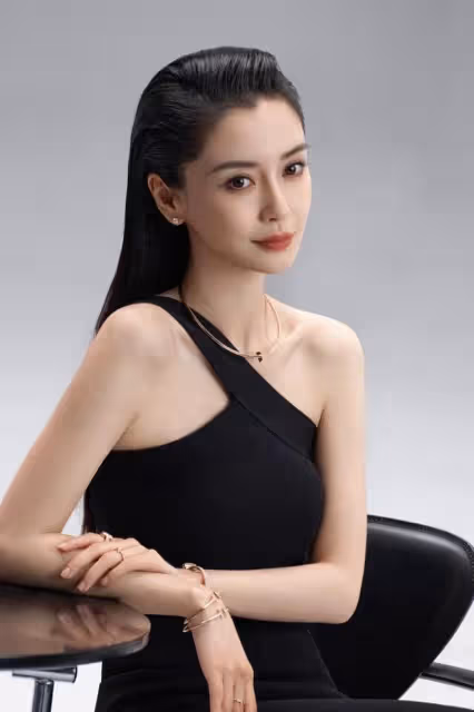 楊穎新造型惹熱議!不愧為時尚教母,黑色斜肩背心連體褲個性時髦