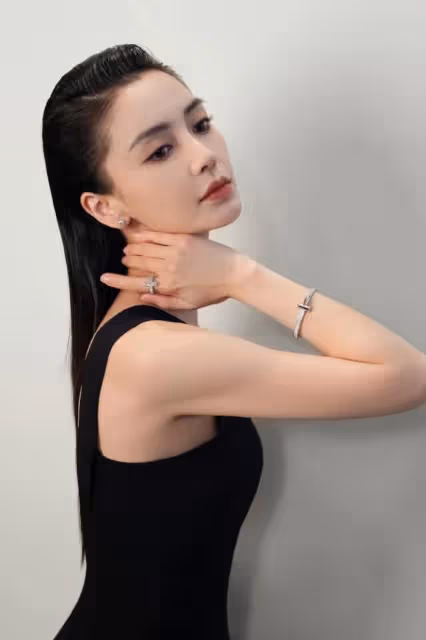 楊穎新造型惹熱議!不愧為時尚教母,黑色斜肩背心連體褲個性時髦