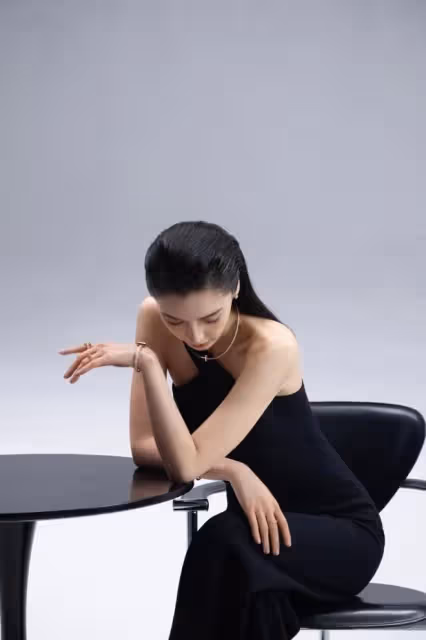 楊穎新造型惹熱議!不愧為時尚教母,黑色斜肩背心連體褲個性時髦