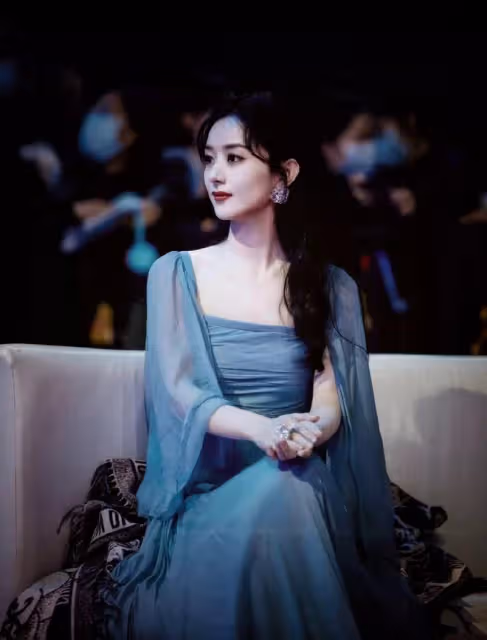 趙麗穎不愧為拚命三娘,拍新劇身材又暴瘦,蝴蝶結白裙少女感十足