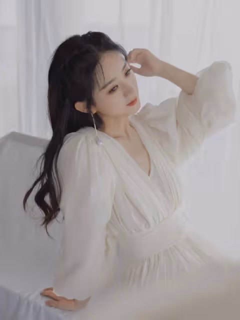 趙麗穎不愧為拚命三娘，拍新劇身材又暴瘦，蝴蝶結白裙少女感十足