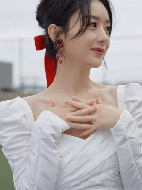 趙麗穎不愧為拚命三娘，拍新劇身材又暴瘦，蝴蝶結白裙少女感十足