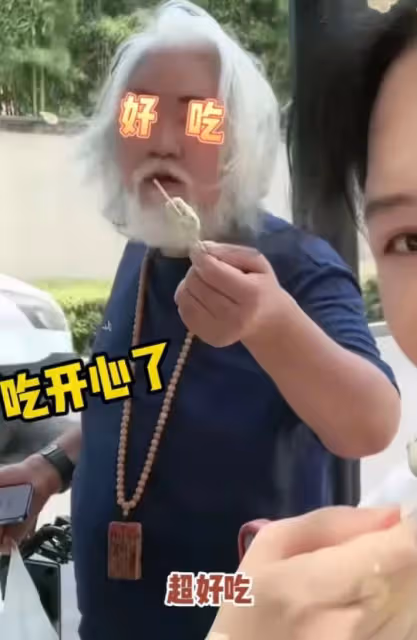 張紀中夫婦街頭嘗鮮，綠豆雪糕竟成焦點，富人生活細節引熱議