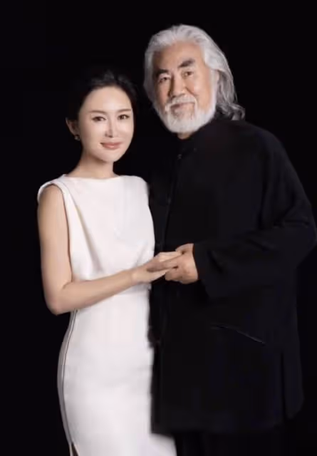 張紀中夫婦街頭嘗鮮，綠豆雪糕竟成焦點，富人生活細節引熱議