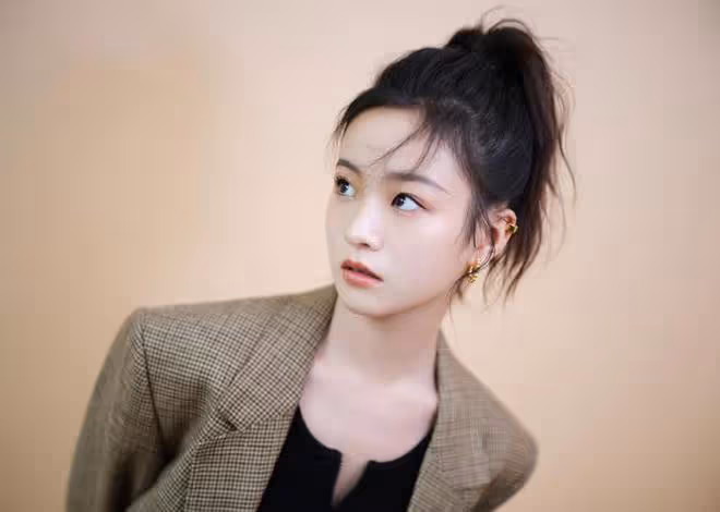 李庚希戀情曝光，與楊潤澤甜蜜約會，咖位差距引關注
