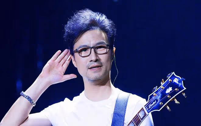 汪峰接女放學顯父愛，新戀情未影響親情，章子怡對其帶娃很放心