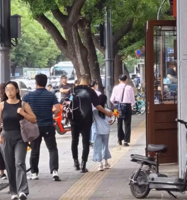 汪峰接女放學顯父愛，新戀情未影響親情，章子怡對其帶娃很放心