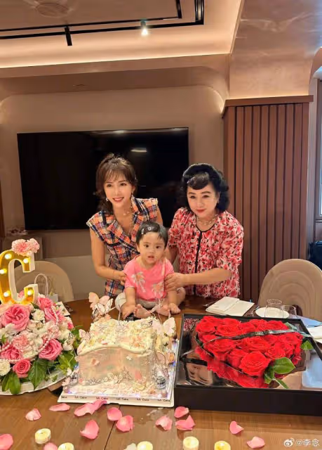 「闊太」李念慶39歲生日，罕曬與三胎合照，辣媽萌寶顏值超高