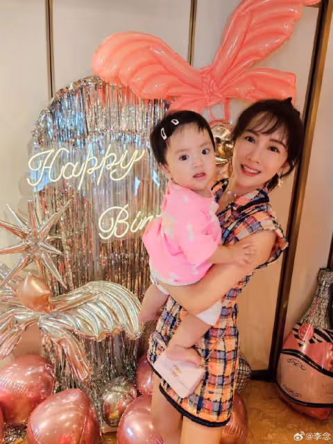「闊太」李念慶39歲生日，罕曬與三胎合照，辣媽萌寶顏值超高