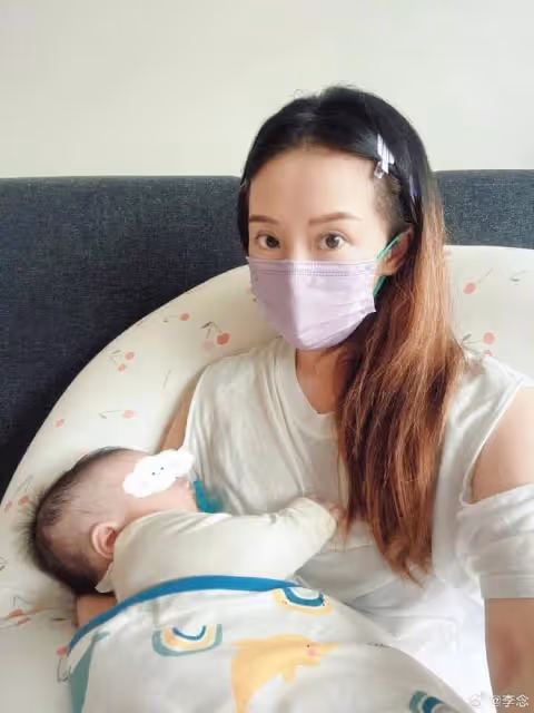 「闊太」李念慶39歲生日，罕曬與三胎合照，辣媽萌寶顏值超高