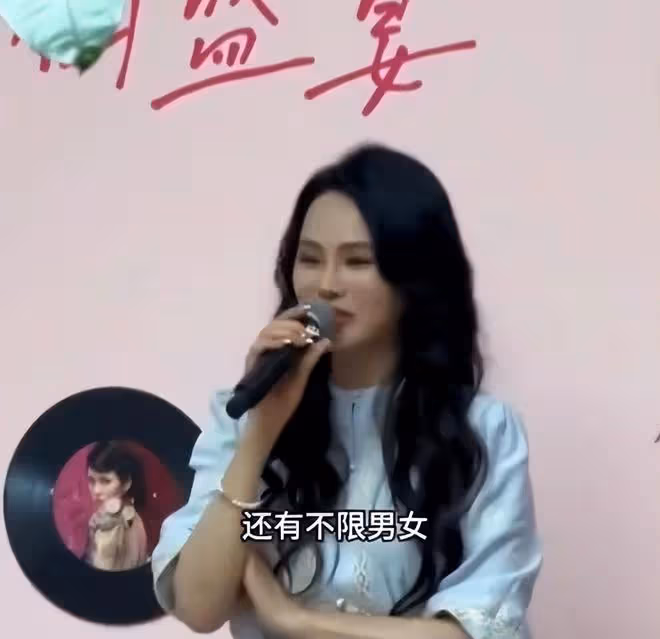 伊能靜幫兒子「徵婚」,稱不介意姐弟戀且男女不限,言論引爭議