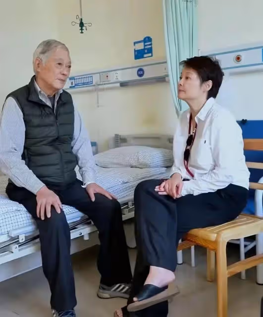 50歲袁立素顏發福似路人,三婚嫁普通人,退圈多年堅持做慈善