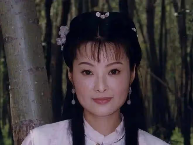 50歲袁立素顏發福似路人,三婚嫁普通人,退圈多年堅持做慈善
