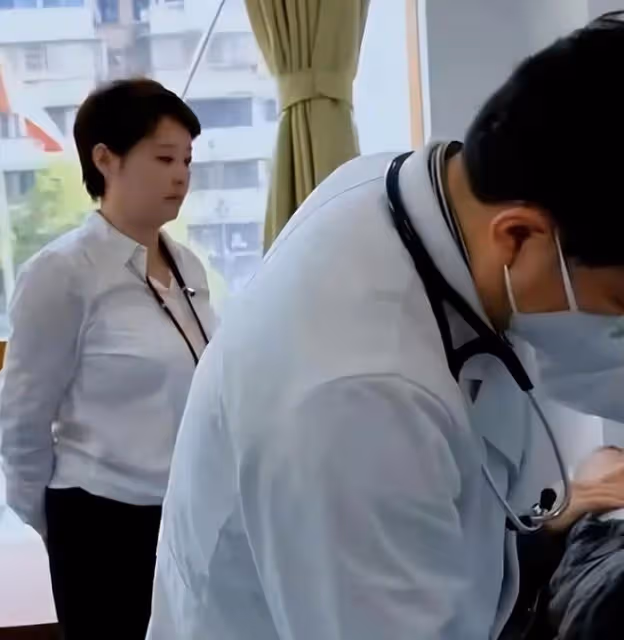 50歲袁立素顏發福似路人,三婚嫁普通人,退圈多年堅持做慈善