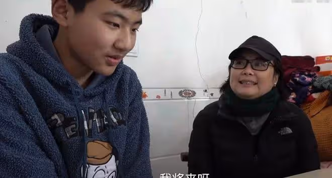 50歲袁立素顏發福似路人,三婚嫁普通人,退圈多年堅持做慈善