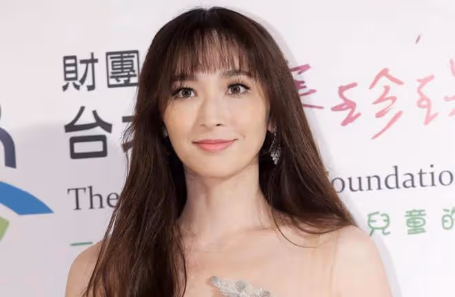 吳佩慈低調露面,穿2年前的一件衣服,富豪老公已隱身3年