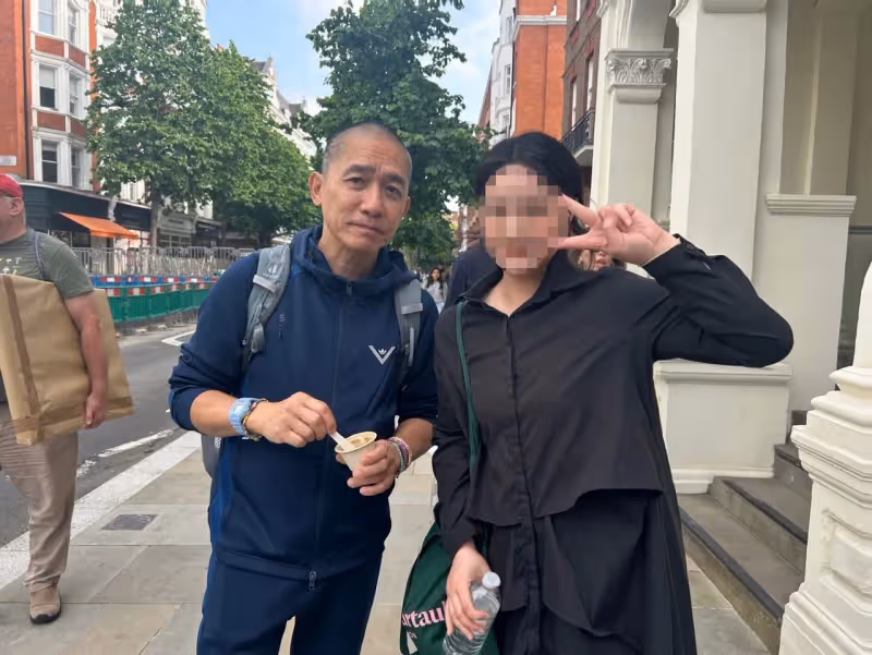 梁朝偉街頭被捕獲！冰淇淋不離口　手上有亮點反差萌