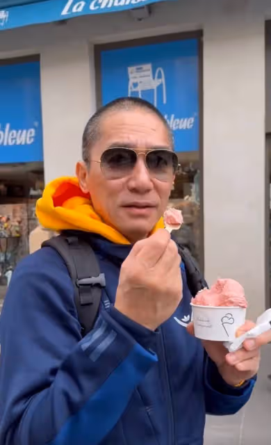 梁朝偉街頭被捕獲！冰淇淋不離口　手上有亮點反差萌