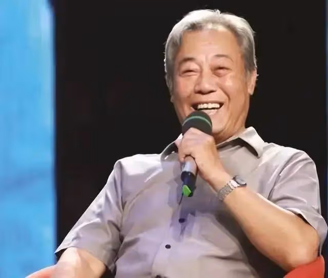 他是最乾淨的男演員,結婚44年零緋聞,為妻子息影12年,61歲走紅