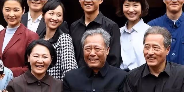 他是最乾淨的男演員,結婚44年零緋聞,為妻子息影12年,61歲走紅