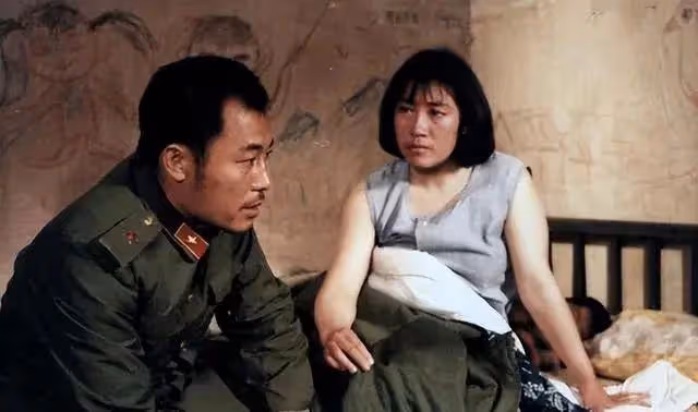 他是最乾淨的男演員,結婚44年零緋聞,為妻子息影12年,61歲走紅