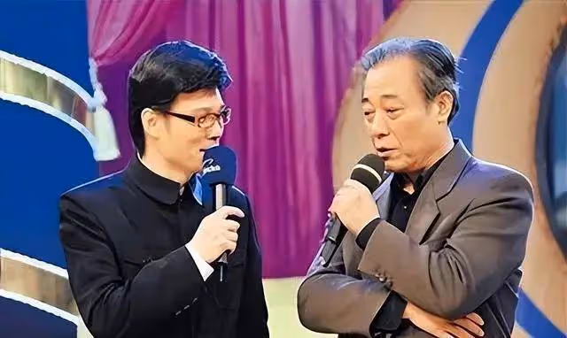 他是最乾淨的男演員，結婚44年零緋聞，為妻子息影12年，61歲走紅