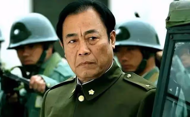 他是最乾淨的男演員，結婚44年零緋聞，為妻子息影12年，61歲走紅