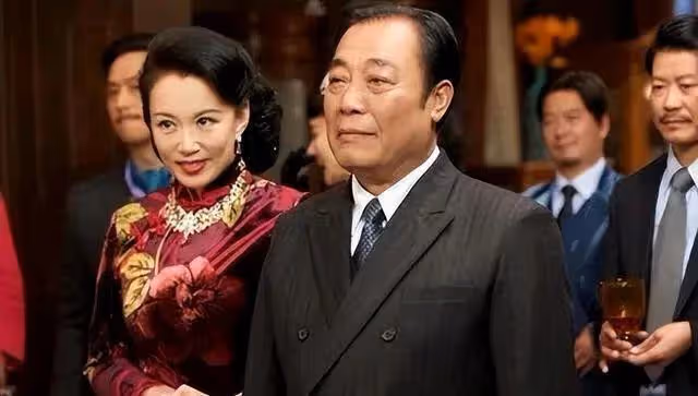 他是最乾淨的男演員，結婚44年零緋聞，為妻子息影12年，61歲走紅