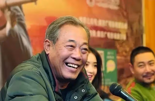 他是最乾淨的男演員，結婚44年零緋聞，為妻子息影12年，61歲走紅