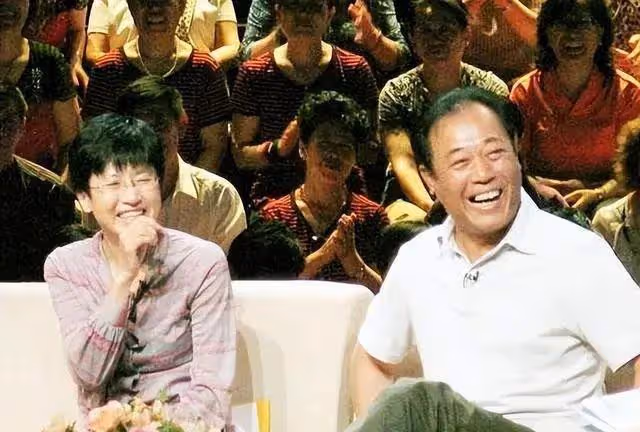 他是最乾淨的男演員,結婚44年零緋聞,為妻子息影12年,61歲走紅