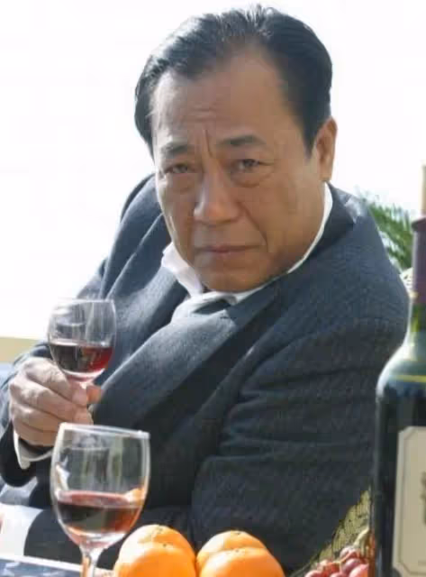 他是最乾淨的男演員,結婚44年零緋聞,為妻子息影12年,61歲走紅