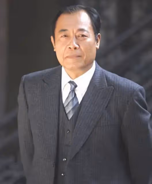 他是最乾淨的男演員,結婚44年零緋聞,為妻子息影12年,61歲走紅