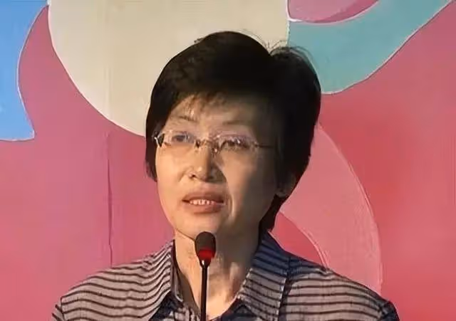 他是最乾淨的男演員,結婚44年零緋聞,為妻子息影12年,61歲走紅
