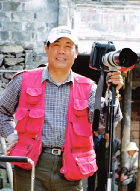 他是最乾淨的男演員,結婚44年零緋聞,為妻子息影12年,61歲走紅