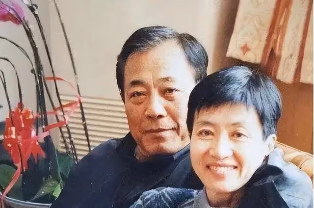他是最乾淨的男演員,結婚44年零緋聞,為妻子息影12年,61歲走紅