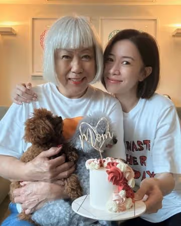 佘詩曼生日曬「緊抱媽媽」合照!吐母生病1年半 許願:身體健康