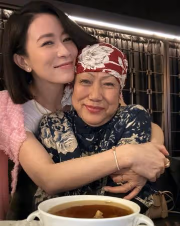 佘詩曼生日曬「緊抱媽媽」合照!吐母生病1年半 許願:身體健康