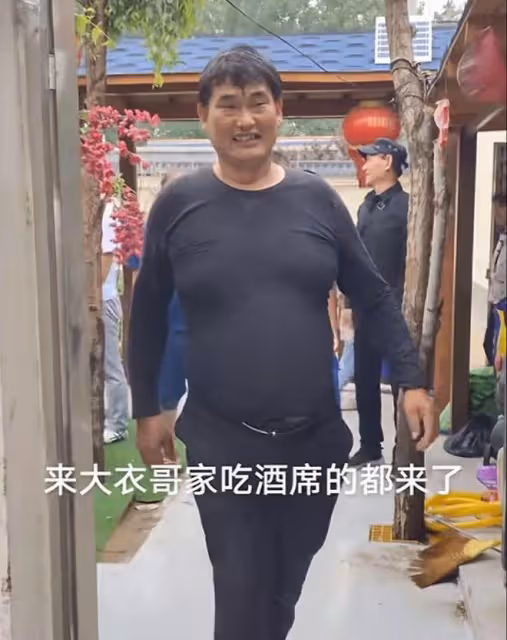 大衣哥引發大爭議!辦滿月酒區別對待村民,5699元茅台只給親家喝