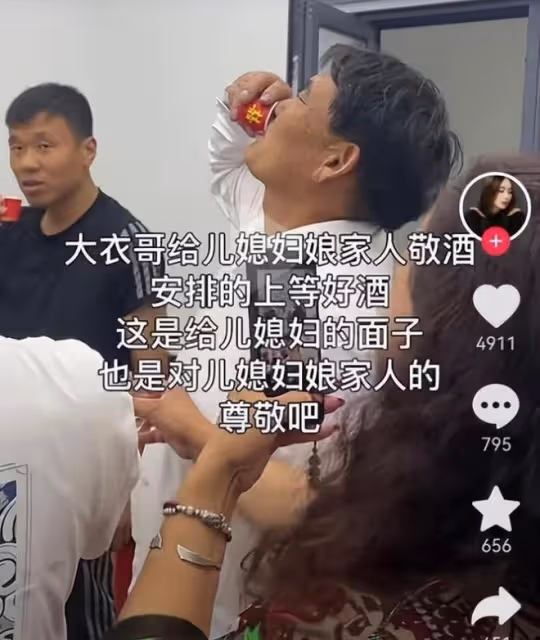 大衣哥引發大爭議!辦滿月酒區別對待村民,5699元茅台只給親家喝