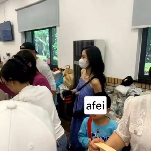 50歲董卿現身兒子學校義賣！瘦了好多，遮陽帽比同場的楊穎衣服貴
