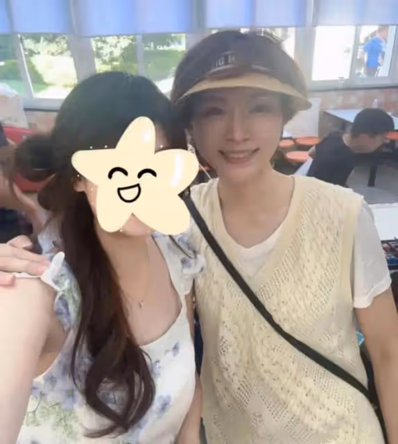 董卿兒子和黃曉明兒子竟是同學,他們現身學校,和家長們親切合影